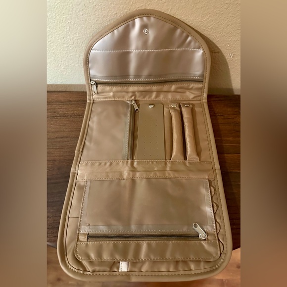 ✨ NEW 8 Other Reasons Jewelry Travel Organizer Case ✨ - Picture 4 of 11